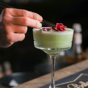 Přečtete si více ze článku Světový den koktejlů: Oslava umění míchání nápojů 🍸